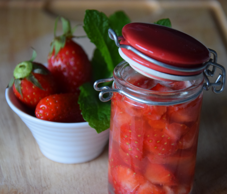 Lire la suite à propos de l’article Salade de fraises à la menthe en gelée