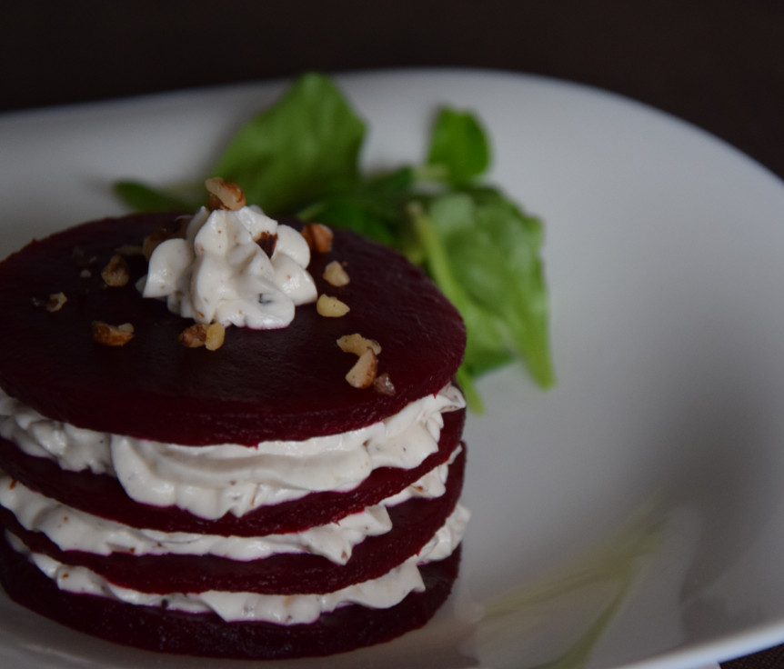 You are currently viewing Mille feuilles de betteraves rouges au chèvre et aux noisettes